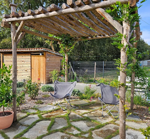 pergola en bois naturel brut